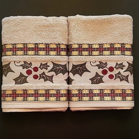 NEW Holiday Bath Towels, Taupe with Green, Red & Gold Holly Set of 2! - Picture 2 of 7